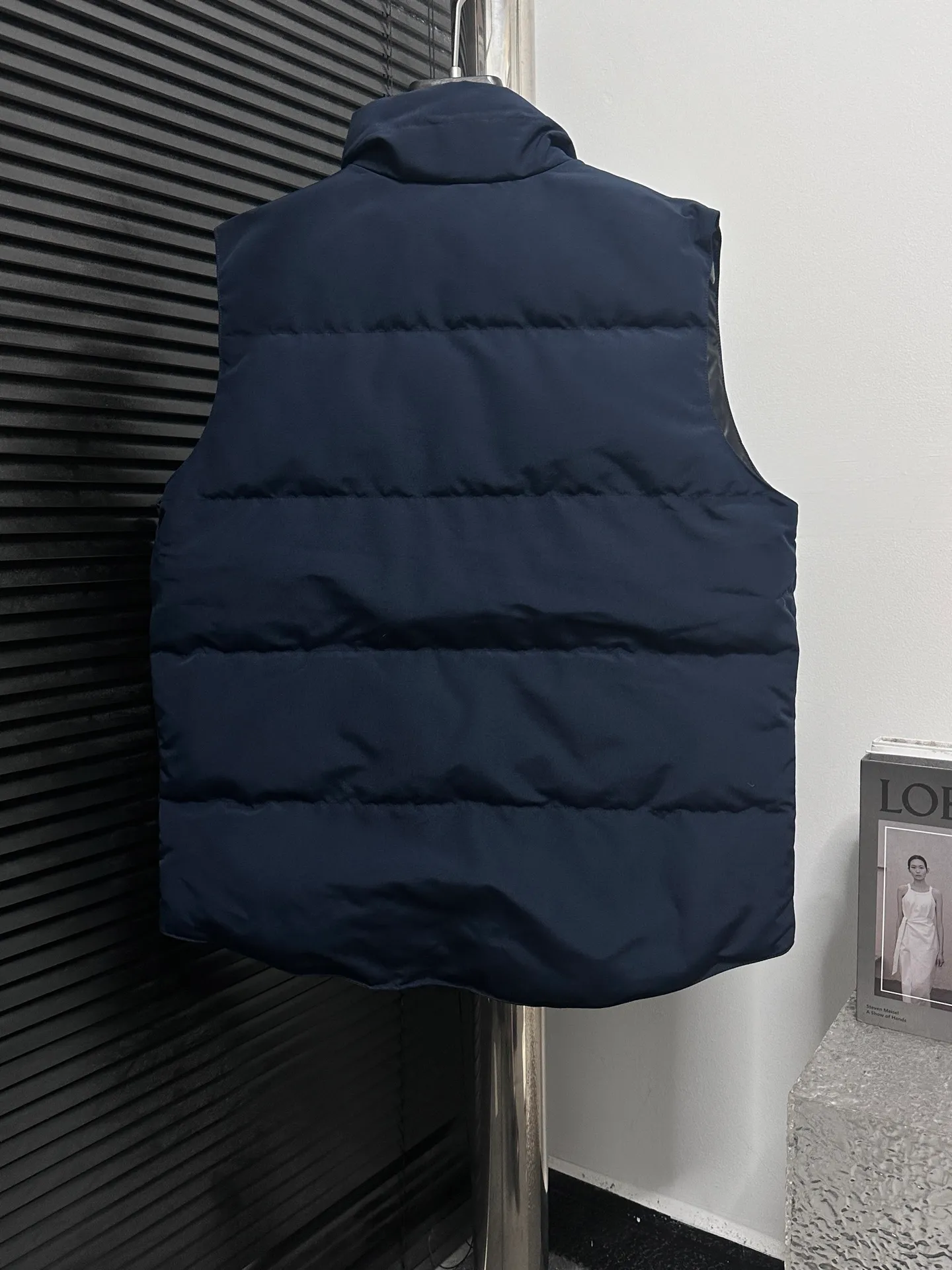 P360 [Canada Goose] Canada Goose black label #Freestyle Crew 4151mb men’s and women’s vest down ➖ Imported Behringer embroidery machine with customized 10,000-needle embroidery label! ➖ Imported 21-count polyester-cotton blended original fabric, using Feather-Light 10D waterproof coating fabric, made of 84.5% polyester fiber and 15.5% cotton, 100% the best feel in the entire network! ➖ The genuine official website uses the national standard 80 white duck down, and will never be misled by false claims such as 90 down or goose down! ➖ 100% nylon nylon lining with double double-layer sealing design to prevent velvet from running away. Top-grade polar fleece is used in the collar and pockets to keep warm and comfortable! ➖ Yoshida YKK provides original custom-made electroplated sliders. YKK two-way lockable zippers are tight and smooth and will not peel off paint! ➖ 3M composite original Velcro is durable, and all accessories and hardware are disassembled and customized! ⛔No slander, no exaggeration, no need for too much copywriting, because it is focused, it is professional!  SIZE: XS S M L XL XXL